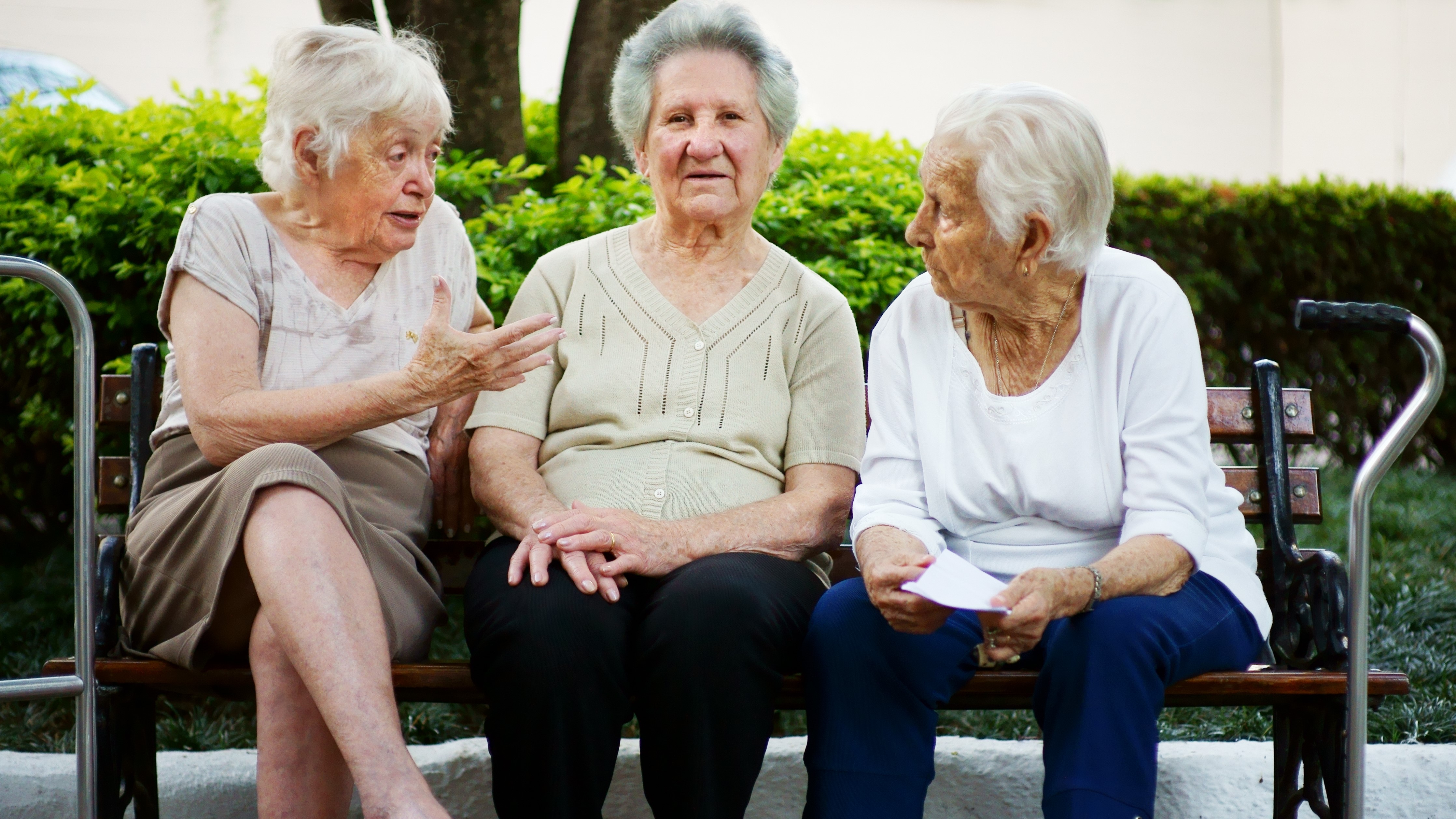 Seniorinnen auf einer Bank.